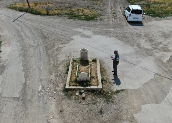 Мистическая могила посреди дороги в турецком городе вызывает много вопросов