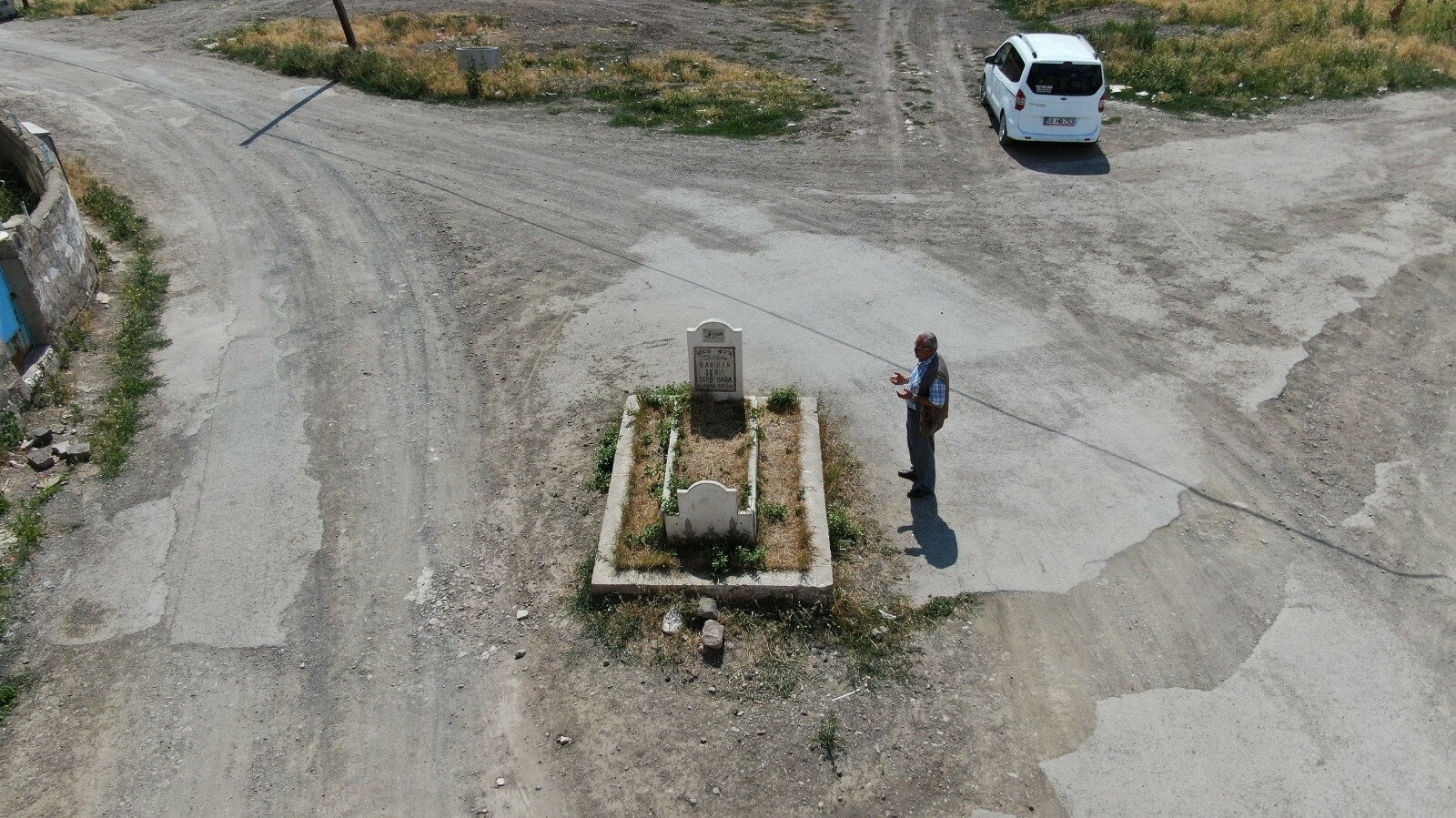Фотография: Мистическая могила посреди дороги в турецком городе вызывает много вопросов №1 - BigPicture.ru