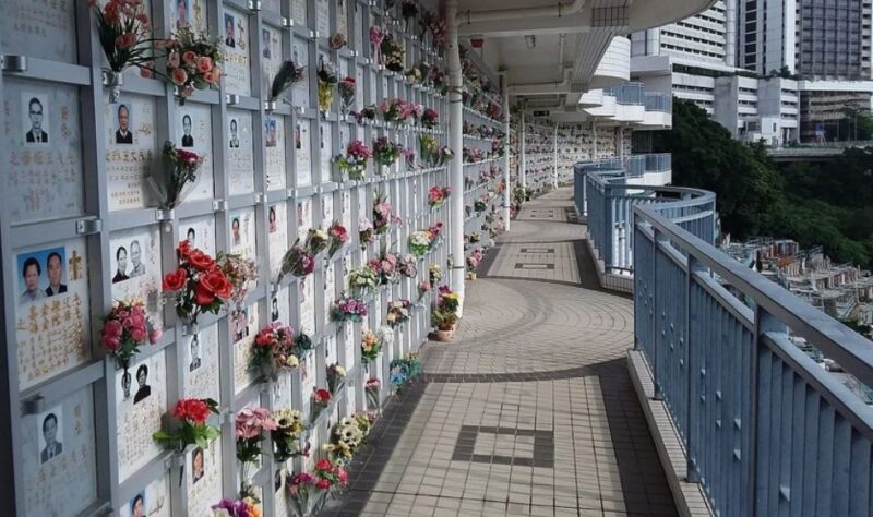 Фотография: Вертикальное кладбище в Гонконге: когда перенаселение касается не только живых №5 - BigPicture.ru