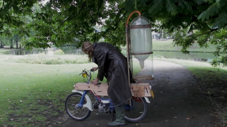 Фотография: Газанем? Голландец добывает метан на болотах, чтобы заправлять им мотоцикл №2 - BigPicture.ru