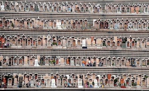 Фотография: Вертикальное кладбище в Гонконге: когда перенаселение касается не только живых №7 - BigPicture.ru