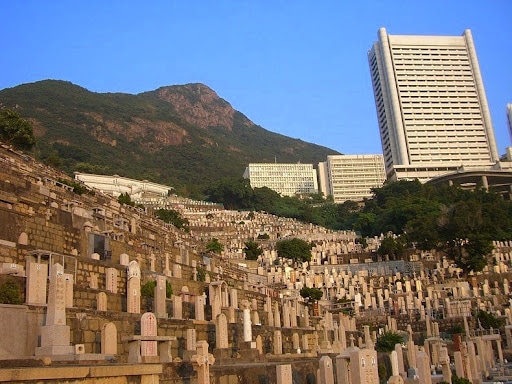 Фотография: Вертикальное кладбище в Гонконге: когда перенаселение касается не только живых №9 - BigPicture.ru