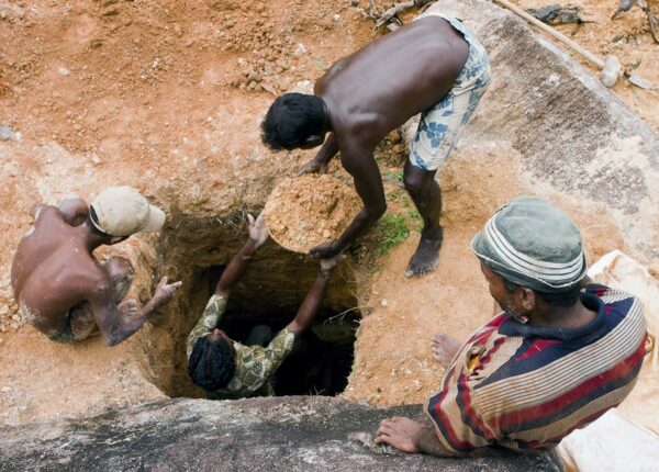 Во дворе на Шри-Ланке копали колодец, а выкопали полтонны сапфиров на 100 миллионов долларов