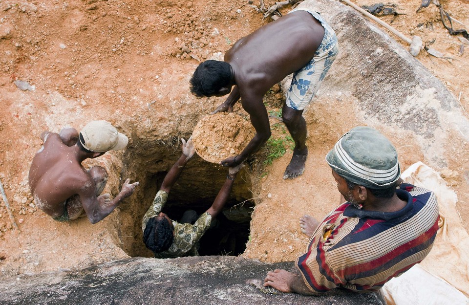Фотография: Во дворе на Шри-Ланке копали колодец, а выкопали полтонны сапфиров на 100 миллионов долларов №2 - BigPicture.ru