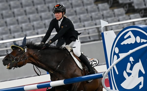 Фотография: Олимпийская драма с улыбающимся конем и плачущей всадницей породила волну мемов №2 - BigPicture.ru