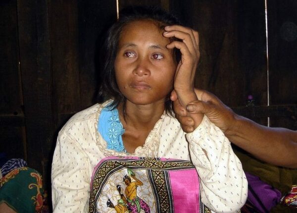 Найденная в джунглях: печальная история камбоджийской женщины-Маугли