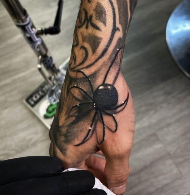 Фотография: Мастер тату из США впечатляет новым трендом - 3D-рисунком ядовитого паука №4 - BigPicture.ru