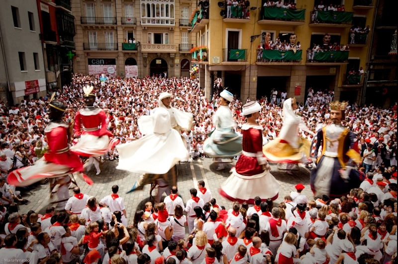 Фотография: Зачем люди в Испании бегают от быков: история праздника Сан-Фермин в Памплоне №3 - BigPicture.ru