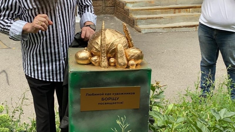 Фотография: В Курске открыли памятник борщу. Вегетарианскому №2 - BigPicture.ru