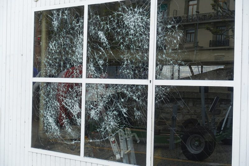 Фотография: Художник Саймон Бергер бьет стекла, чтобы из хаоса создать гармонию и красоту №7 - BigPicture.ru