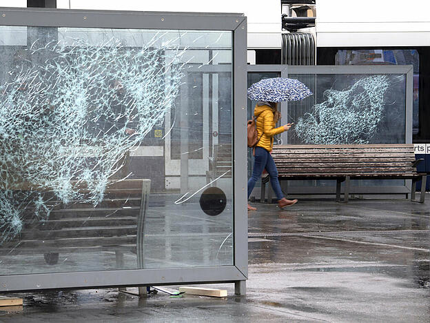 Фотография: Художник Саймон Бергер бьет стекла, чтобы из хаоса создать гармонию и красоту №8 - BigPicture.ru