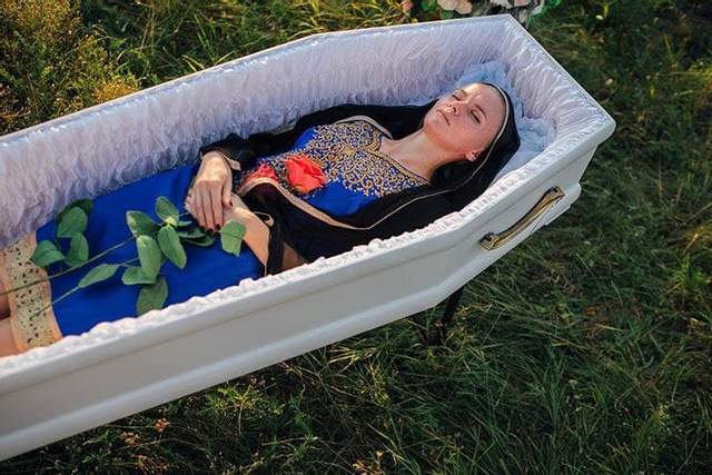 Фотография: Ритуальное агентство презентовало коллекцию одежды для покойниц №3 - BigPicture.ru
