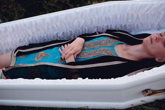 Фотография: Ритуальное агентство презентовало коллекцию одежды для покойниц №7 - BigPicture.ru