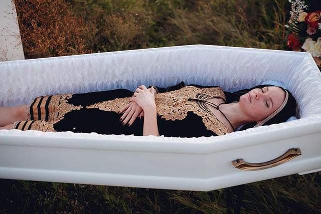 Фотография: Ритуальное агентство презентовало коллекцию одежды для покойниц №6 - BigPicture.ru