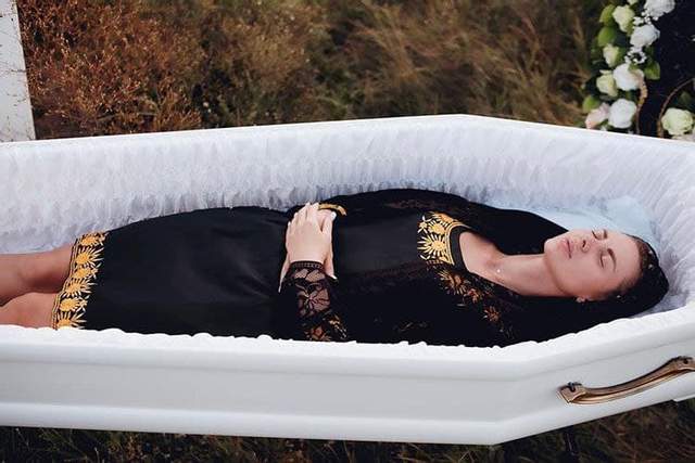 Фотография: Ритуальное агентство презентовало коллекцию одежды для покойниц №5 - BigPicture.ru