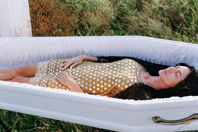Фотография: Ритуальное агентство презентовало коллекцию одежды для покойниц №4 - BigPicture.ru