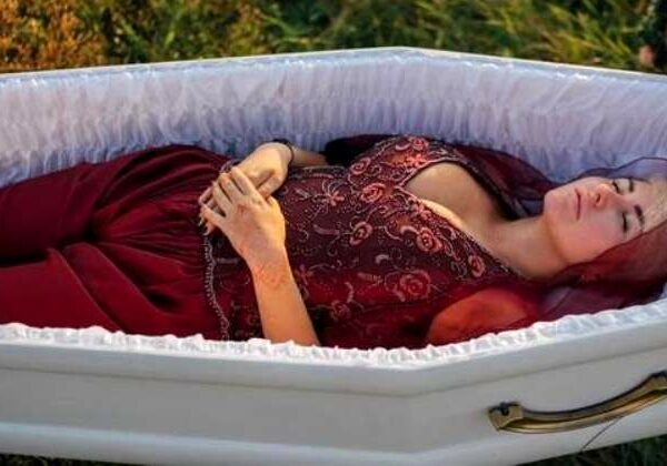 Ритуальное агентство презентовало коллекцию одежды для покойниц