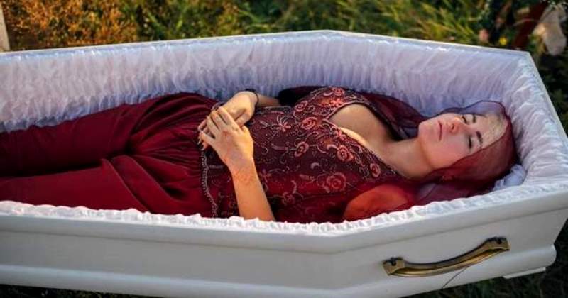 Фотография: Ритуальное агентство презентовало коллекцию одежды для покойниц №1 - BigPicture.ru
