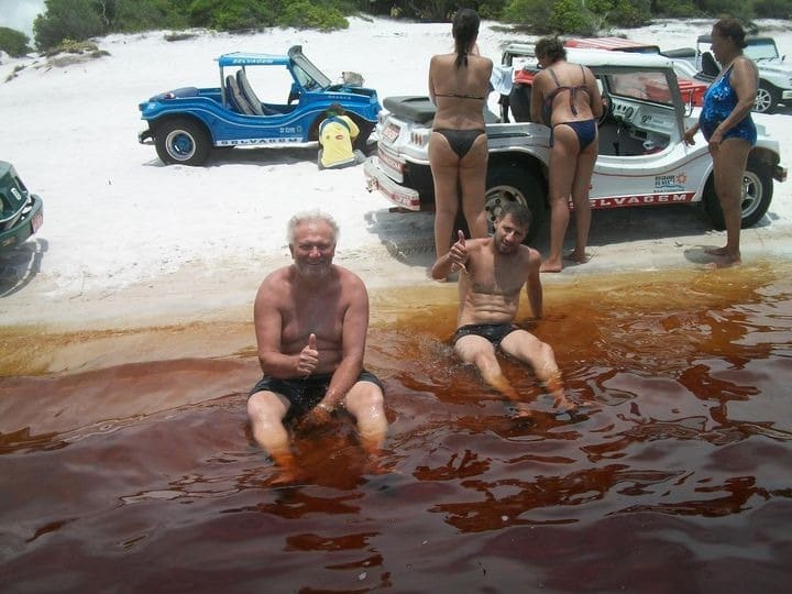 Фотография: Освежись! Необычное кока-кола озеро в Бразилии привлекает туристов со всего мира №3 - BigPicture.ru