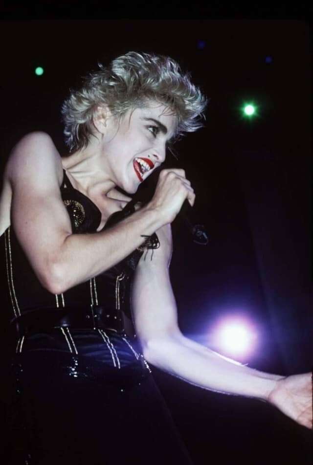Фотография: 20 потрясающих сценических образов Мадонны из 80-х №12 - BigPicture.ru