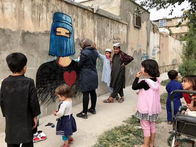 Фотография: Женщины и война: трогательные работы первой граффитистки Афганистана Шамсии Хассани №2 - BigPicture.ru