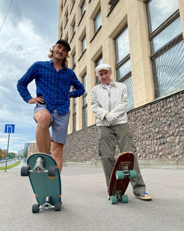 Фотография: 73-летний скейтер из Питера покорил сердца пользователей сети №2 - BigPicture.ru