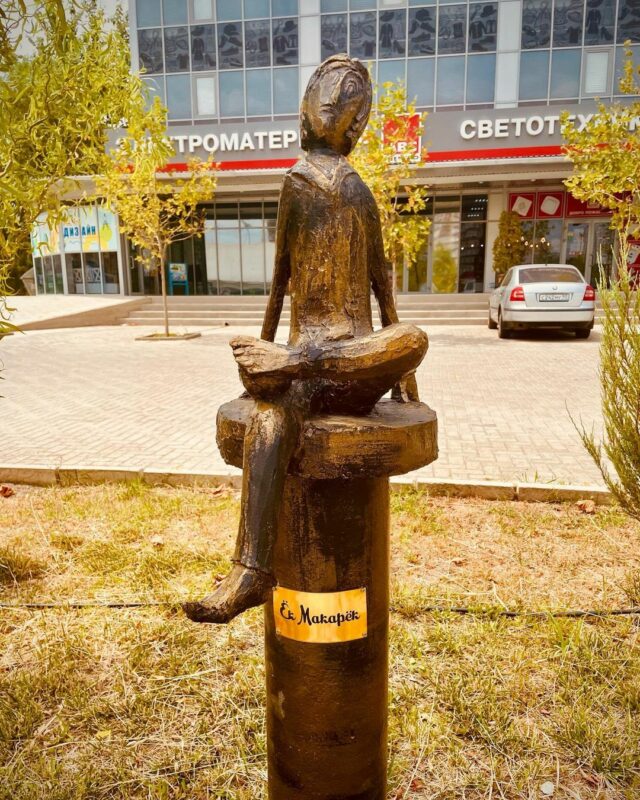 Фотография: В Краснодаре одну из городских аллей захватили скульптуры ругательств и фразеологизмов №6 - BigPicture.ru