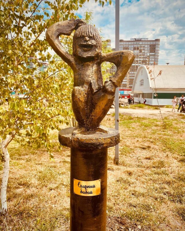 Фотография: В Краснодаре одну из городских аллей захватили скульптуры ругательств и фразеологизмов №4 - BigPicture.ru
