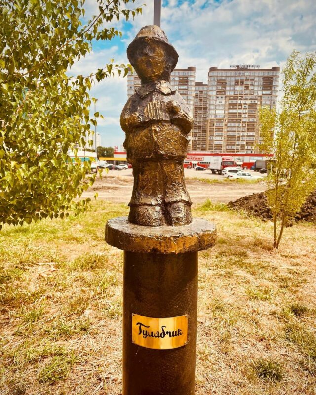 Фотография: В Краснодаре одну из городских аллей захватили скульптуры ругательств и фразеологизмов №5 - BigPicture.ru