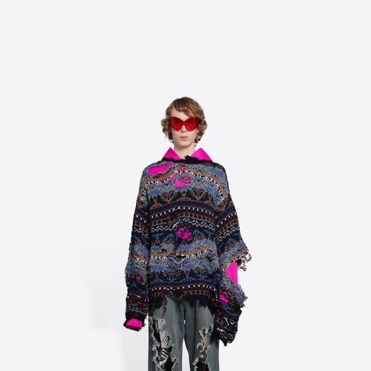 Фотография: Чем беднее, тем моднее: рваные свитера от Balenciaga, которые стоят целое состояние №4 - BigPicture.ru