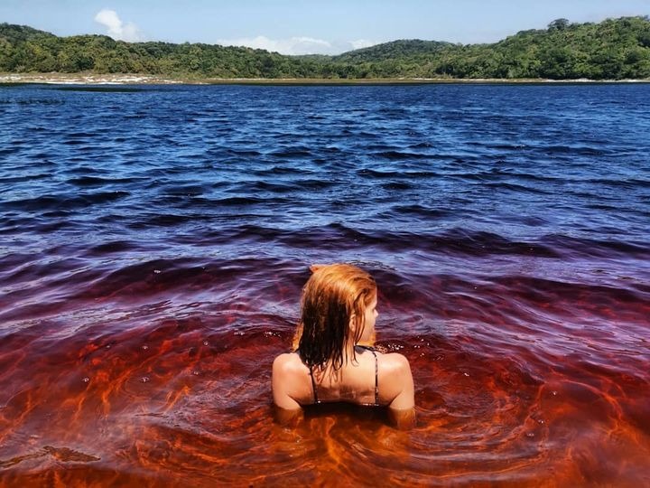 Фотография: Освежись! Необычное кока-кола озеро в Бразилии привлекает туристов со всего мира №2 - BigPicture.ru