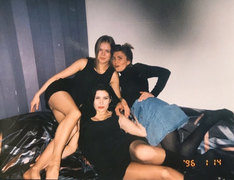 Фотография: От школьниц до жриц любви: как выглядели девушки в 90-х №6 - BigPicture.ru