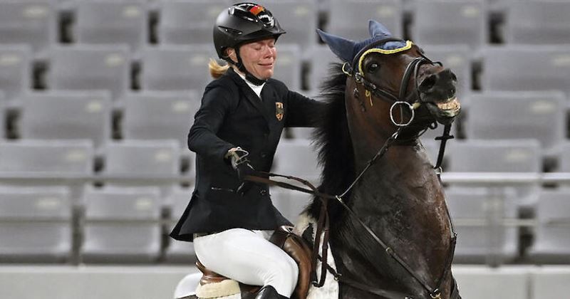 Фотография: Олимпийская драма с улыбающимся конем и плачущей всадницей породила волну мемов №1 - BigPicture.ru