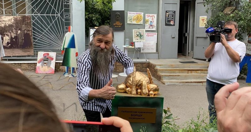 Фотография: В Курске открыли памятник борщу. Вегетарианскому №1 - BigPicture.ru