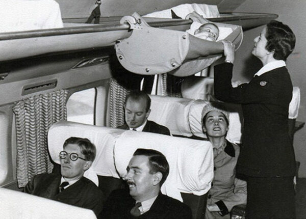 Как дети путешествовали на борту самолета в 1950-х
