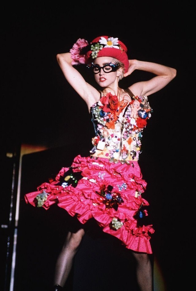 Фотография: 20 потрясающих сценических образов Мадонны из 80-х №16 - BigPicture.ru