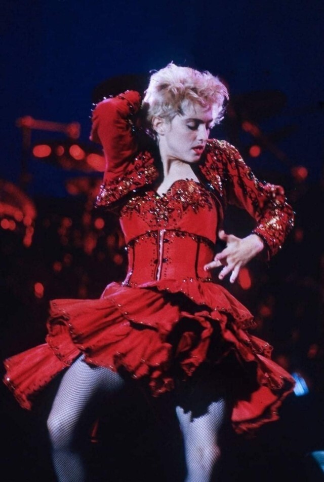 Фотография: 20 потрясающих сценических образов Мадонны из 80-х №14 - BigPicture.ru