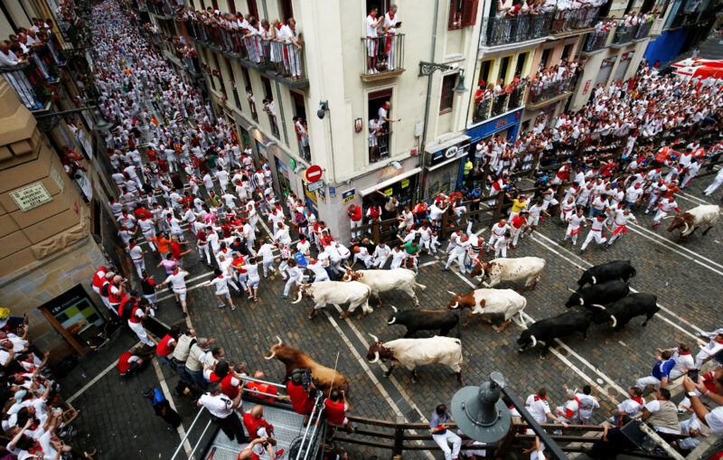 Фотография: Зачем люди в Испании бегают от быков: история праздника Сан-Фермин в Памплоне №9 - BigPicture.ru