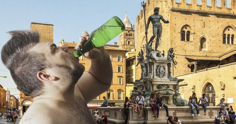 Фотография: Губит людей не пиво: полуголые ирландцы устроили попойку в историческом фонтане в Италии №1 - BigPicture.ru