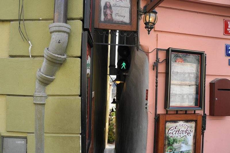 Фотография: Двое не разминутся: самая узкая улочка Праги, оснащенная светофором №5 - BigPicture.ru