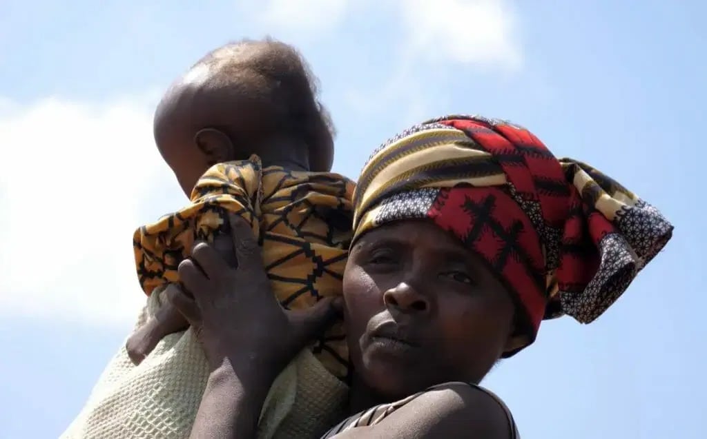 Фотография: Родственники отказались от африканки, которая родила малыша с головой в форме груши №4 - BigPicture.ru