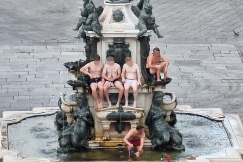 Фотография: Губит людей не пиво: полуголые ирландцы устроили попойку в историческом фонтане в Италии №2 - BigPicture.ru