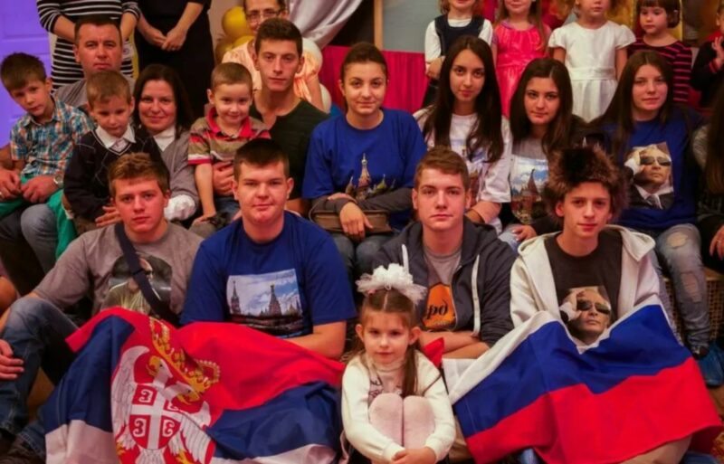 Фотография: Половина молодых людей в Сербии предпочла бы переехать за рубеж №2 - BigPicture.ru
