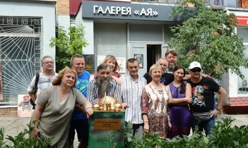 Фотография: В Курске открыли памятник борщу. Вегетарианскому №4 - BigPicture.ru