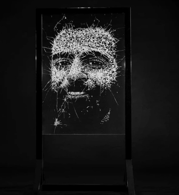 Художник Саймон Бергер бьет стекла, чтобы из хаоса создать гармонию и красоту 