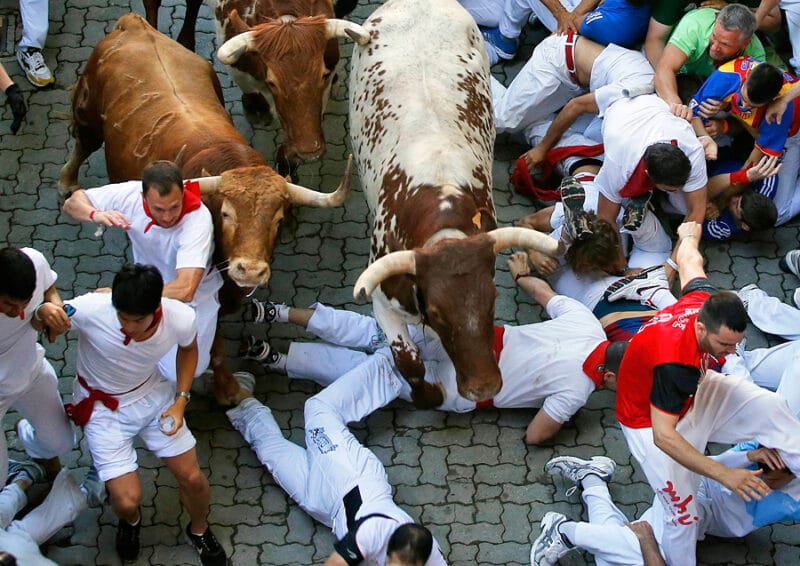 Фотография: Зачем люди в Испании бегают от быков: история праздника Сан-Фермин в Памплоне №1 - BigPicture.ru