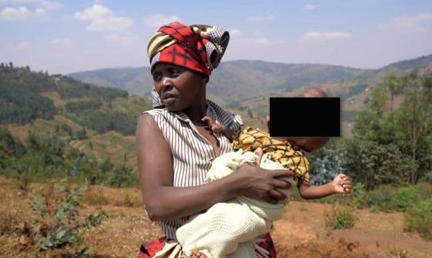 Фотография: Родственники отказались от африканки, которая родила малыша с головой в форме груши №1 - BigPicture.ru
