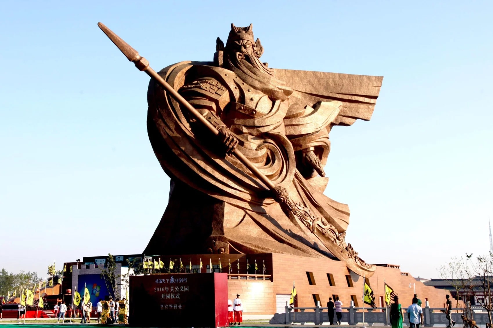 Фотография: По просьбам трудящихся: в Китае потратят огромную сумму на демонтаж статуи, которая не понравилась жителям №2 - BigPicture.ru