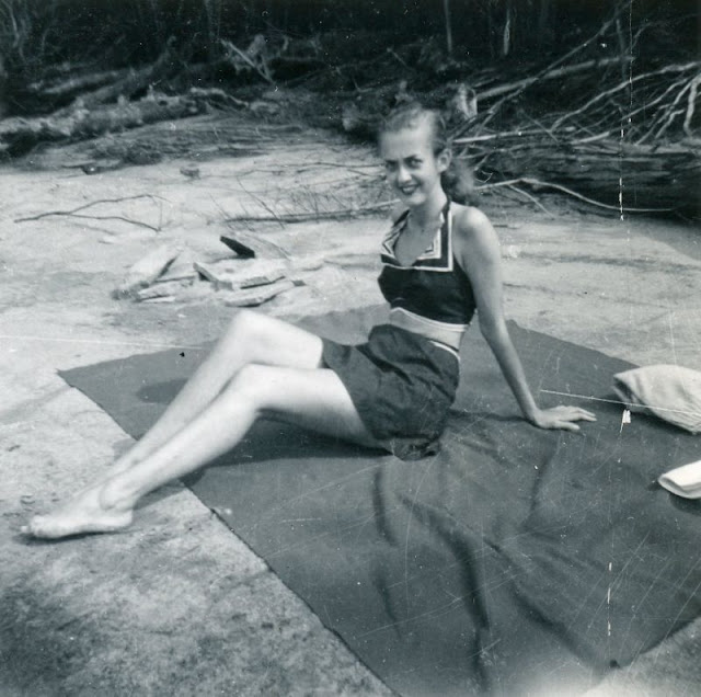 Фотография: Фотографии девушек 40-х годов в коротких топах и шортах №20 - BigPicture.ru