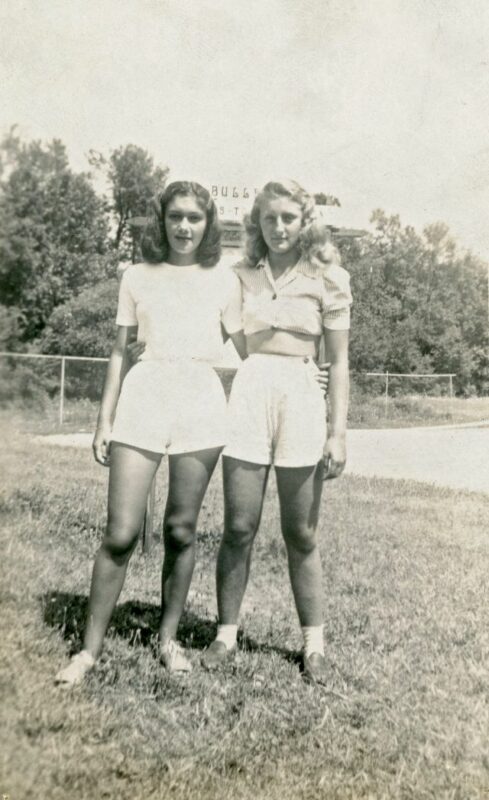 Фотография: Фотографии девушек 40-х годов в коротких топах и шортах №27 - BigPicture.ru